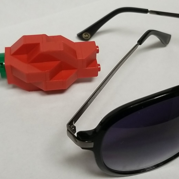 Michael Kors Sunglasses M2471S TAYLOR 001 Black - Picture 3 of 8